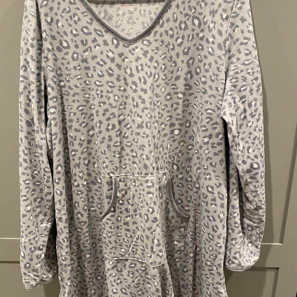 Cozy leopard print lounge wear. Very soft with pockets!